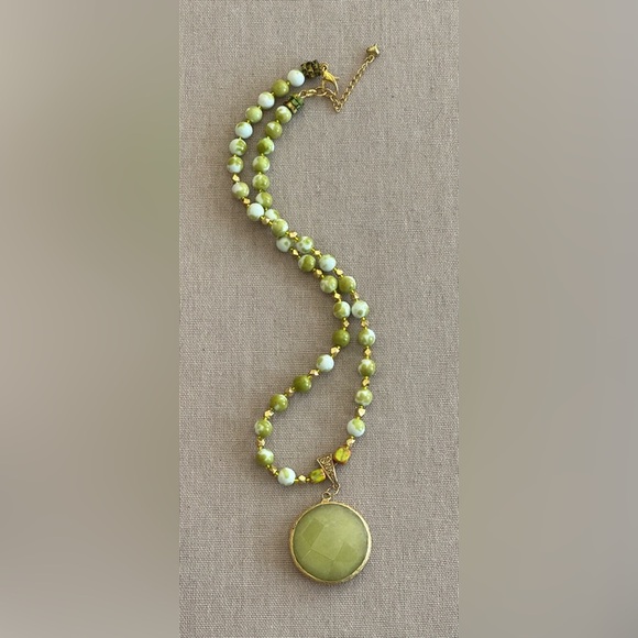 22-1/2 inch Elegant Green Beaded Necklace with Gold Accents - Picture 3 of 14